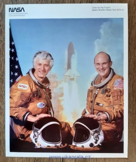 Originální dokument NASA - oficiální portrét posádky mise STS-4 raketoplánu Columbia, r. 1982